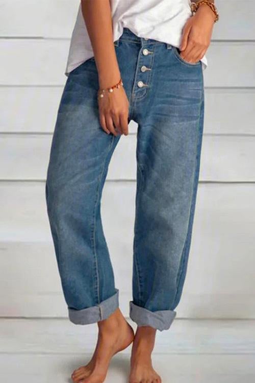 "Boyfriend jeans för kvinnor med raka ben, klassisk blå färg, avslappnad passform. Perfekta för vår och höst."