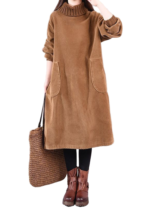 "Brun kordfløyel klänning med hög krage och långa ärmar, perfekt för kalla dagar och elegant stil."