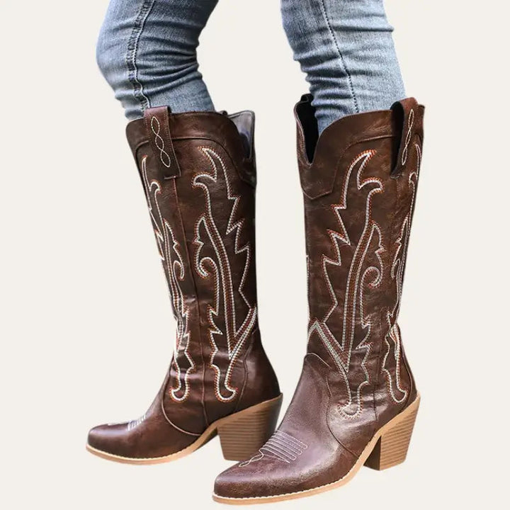 "Bruna damstövlar i cowboystil av imitationläder med robust gummisula, idealiska för en stilfull och bekväm look."