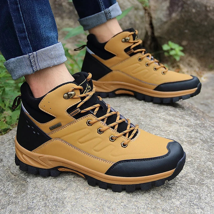 "Bruna vandringskängor för män i mikrofiber med snörning och halkfri vit sula, perfekt för utomhusäventyr och vandring"