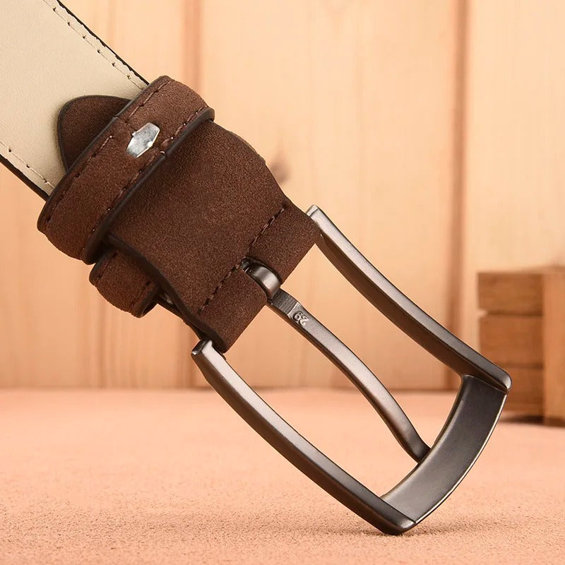 "Brunt mockabälte för män med retro spänne, elegant och tidlös design för både avslappnade och formella tillfällen."