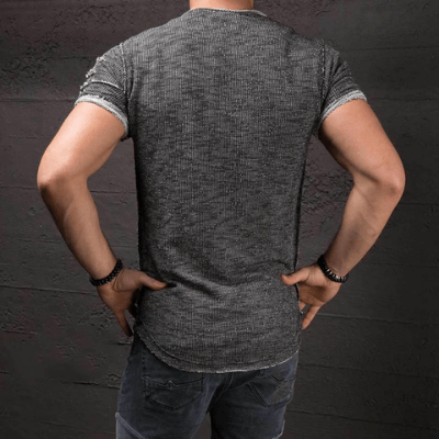 "Casual strimlad herr T-shirt, rund hals, flera färger, kort ärm, hålmönster, slim fit, somrig, stilren design."
