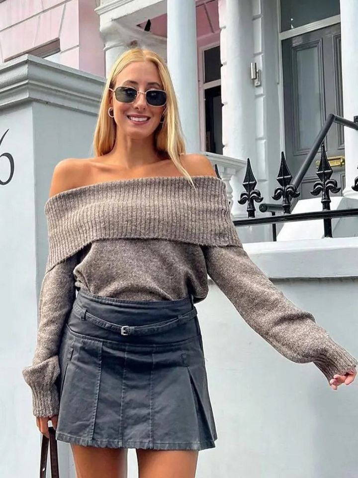 "Chic off-shoulder stickad tröja för kvinnor, stickad tyg, långärmad, visar nyckelbenen, perfekt för avslappnad elegans."