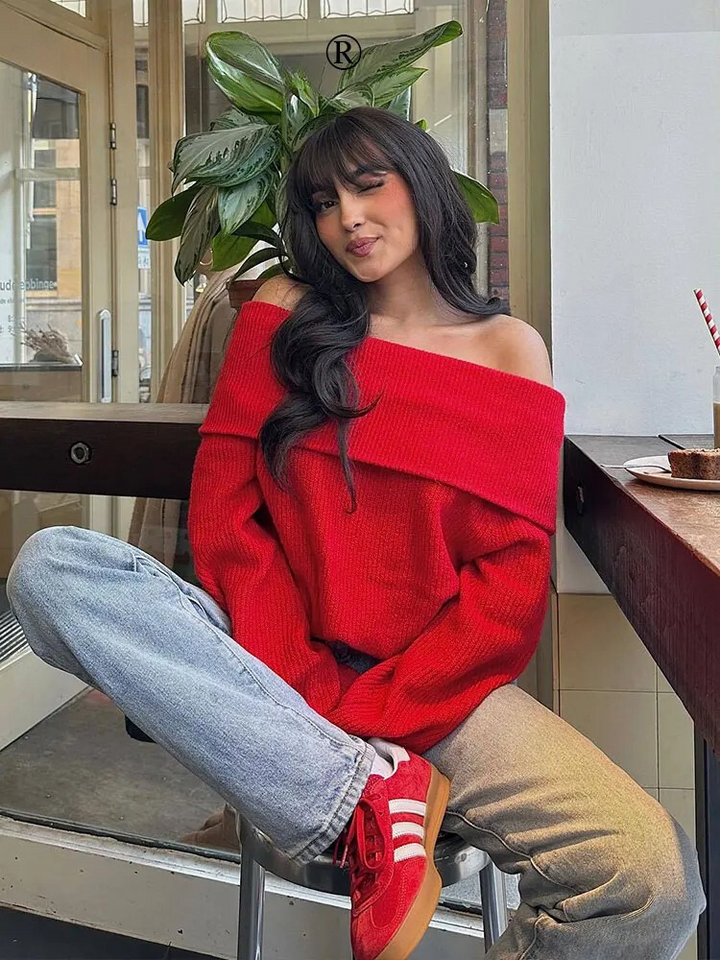"Chic off-shoulder stickad tröja för kvinnor, stickad tyg, långärmad, visar nyckelbenen, perfekt för avslappnad elegans."