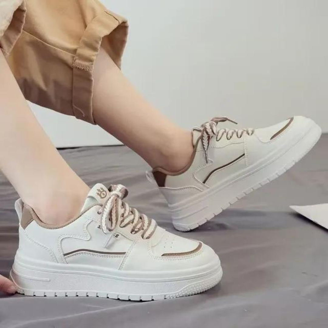 "Chunky kvinnors sneakers med vit finish och plattformssula, slip-on design för komfort och stil."