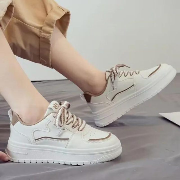 "Chunky kvinnors sneakers med vit finish och plattformssula, slip-on design för komfort och stil."