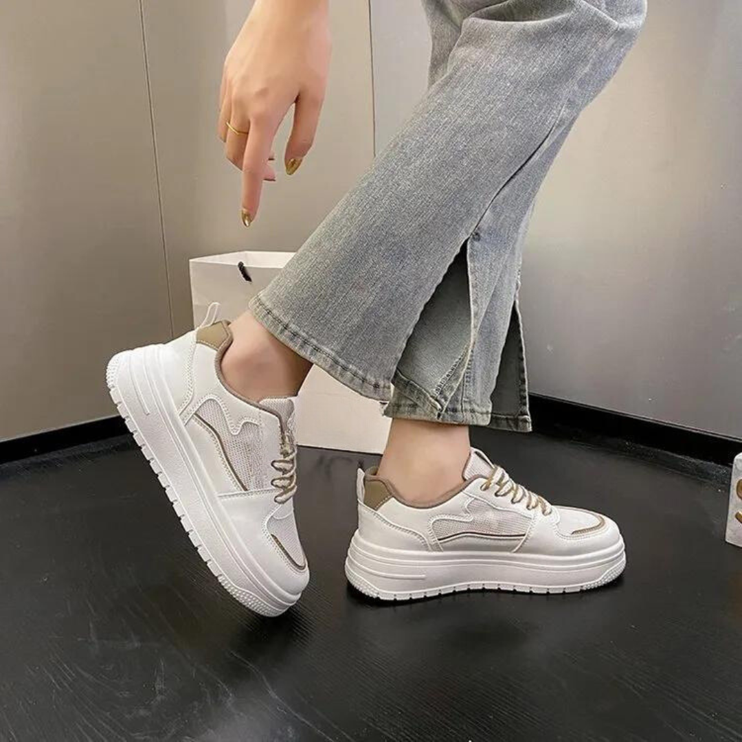 "Chunky kvinnors sneakers med vit finish och plattformssula, slip-on design för komfort och stil."