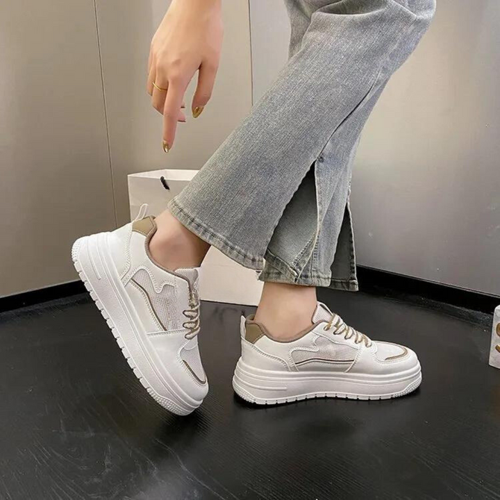 "Chunky kvinnors sneakers med vit finish och plattformssula, slip-on design för komfort och stil."