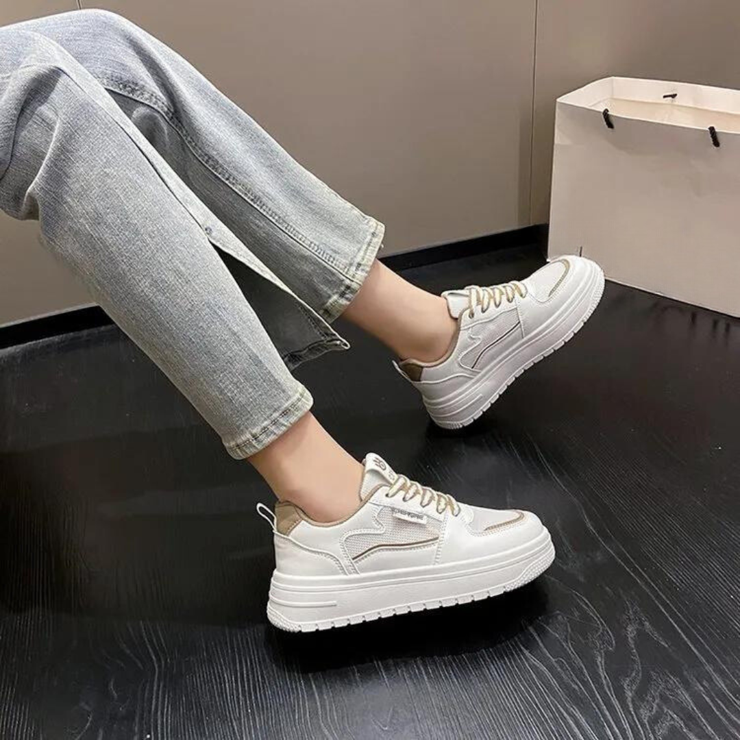 "Chunky kvinnors sneakers med vit finish och plattformssula, slip-on design för komfort och stil."