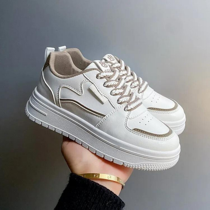 "Chunky kvinnors sneakers med vit finish och plattformssula, slip-on design för komfort och stil."