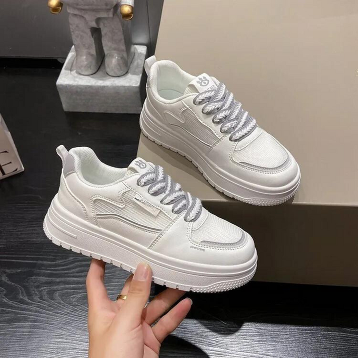 "Chunky kvinnors sneakers med vit finish och plattformssula, slip-on design för komfort och stil."