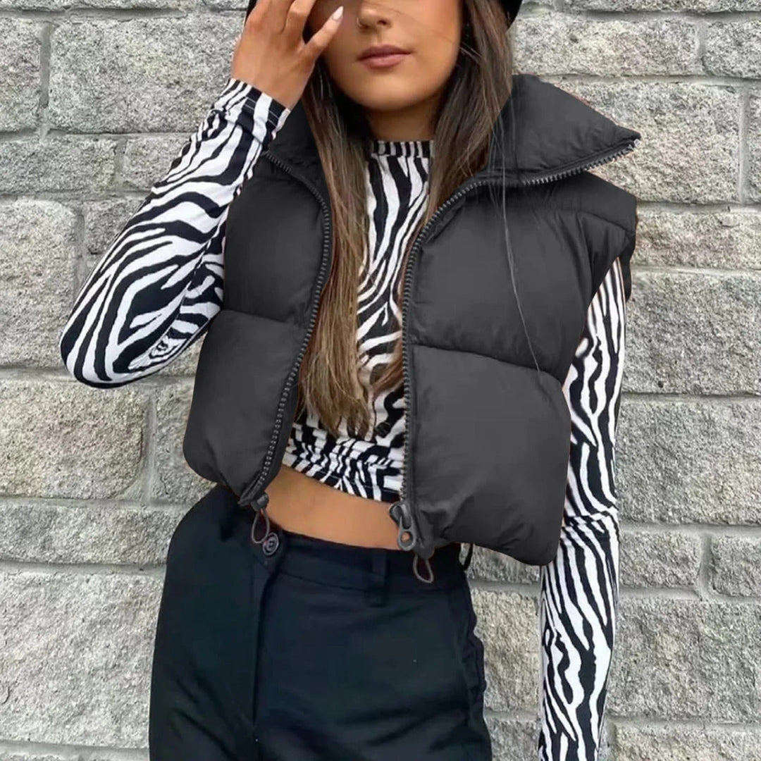 "Cropped pufferväst för kvinnor i bomullsdun, quiltad, ärmlös design med ståkrage, modern och stilren för vintern."