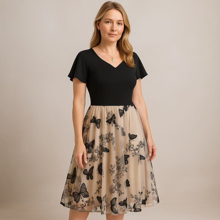 "Dam A-linje festklänning, V-ringad, broderad mesh i svart med fjärilsmönster, elegant och sofistikerad design."