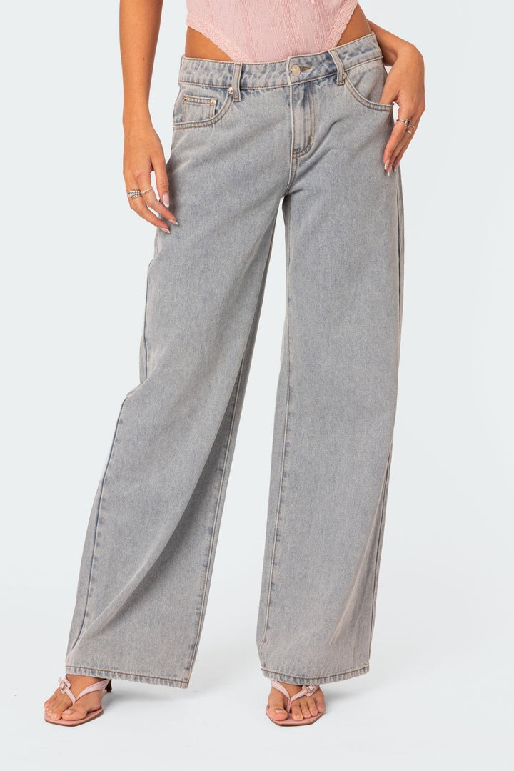 "Dam Flared Jeans i blå stretch denim, stilren design med smickrande flared-silhuett och bekväm passform."