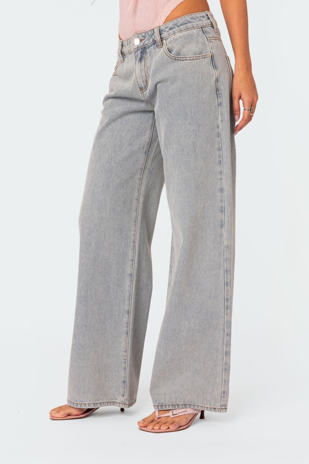 "Dam Flared Jeans i blå stretch denim, stilren design med smickrande flared-silhuett och bekväm passform."