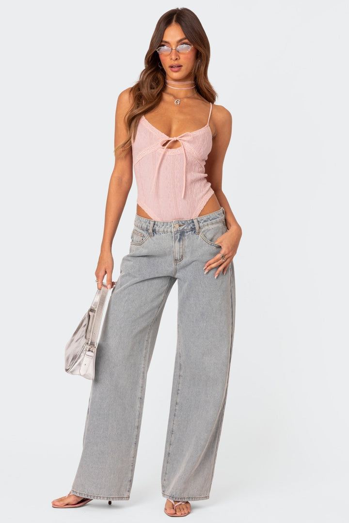 "Dam Flared Jeans i blå stretch denim, stilren design med smickrande flared-silhuett och bekväm passform."