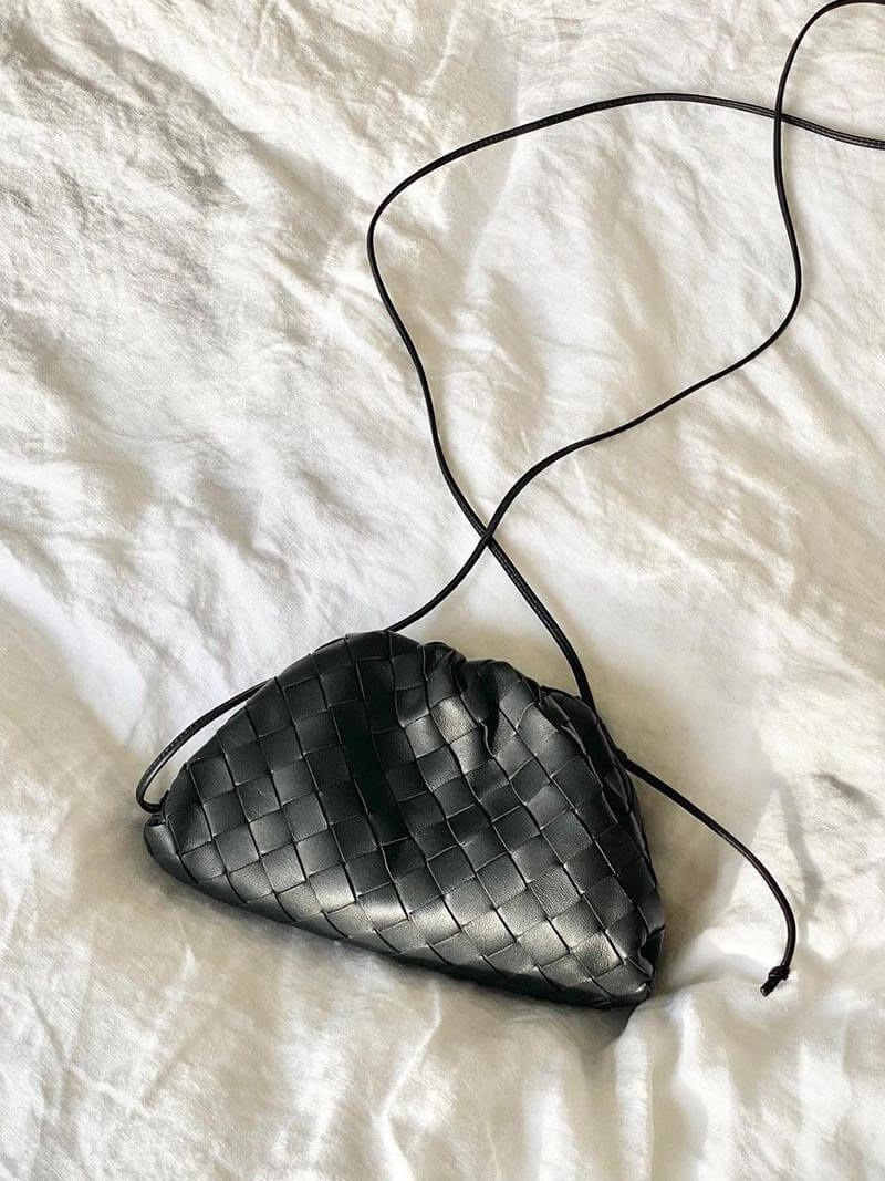 Dam Mini Vävd Väska i Vegansk Läderstil med justerbar axelrem, sofistikerad vävd textur, perfekt accessoar.
