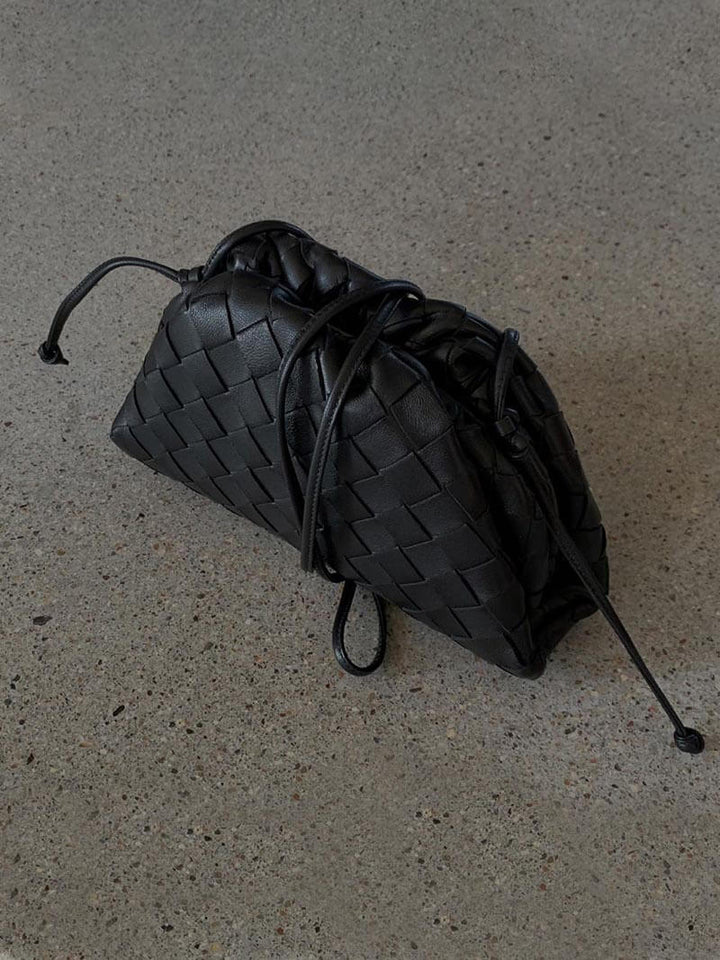 Dam Mini Vävd Väska i Vegansk Läderstil med justerbar axelrem, sofistikerad vävd textur, perfekt accessoar.