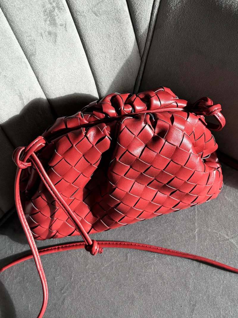 Dam Mini Vävd Väska i Vegansk Läderstil med justerbar axelrem, sofistikerad vävd textur, perfekt accessoar.