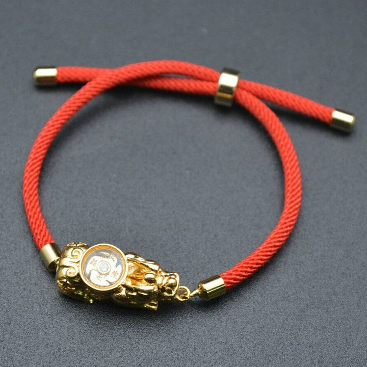 "Dam Pixiu armband, rött med lyckoamulett, justerbar längd, mytisk och stilfull design för elegans och tur."