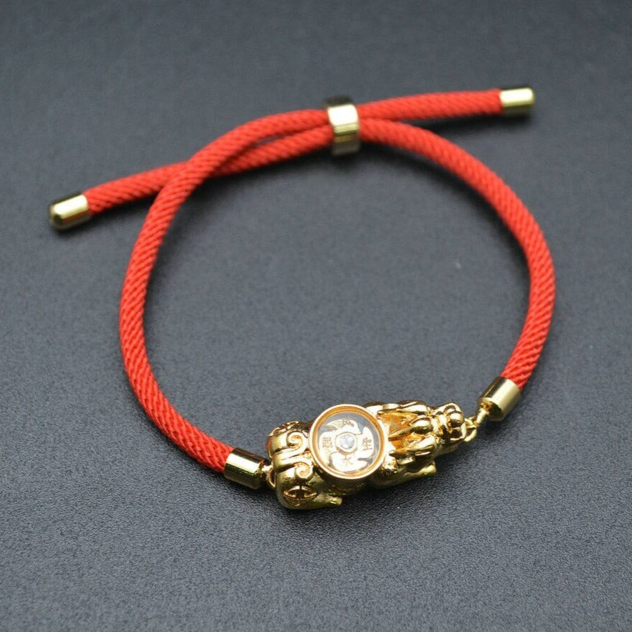 "Dam Pixiu armband, rött med lyckoamulett, justerbar längd, mytisk och stilfull design för elegans och tur."