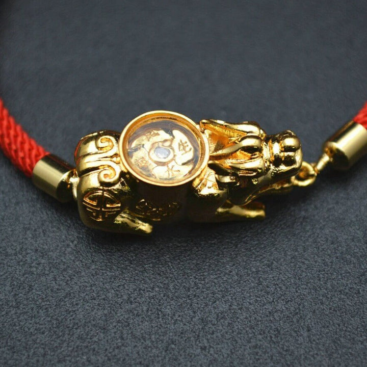 "Dam Pixiu armband, rött med lyckoamulett, justerbar längd, mytisk och stilfull design för elegans och tur."