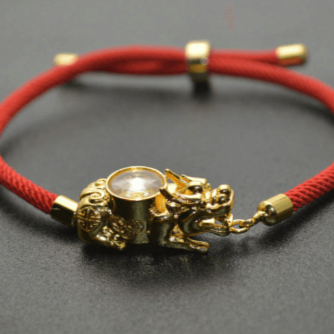"Dam Pixiu armband, rött med lyckoamulett, justerbar längd, mytisk och stilfull design för elegans och tur."