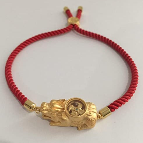 "Dam Pixiu armband, rött med lyckoamulett, justerbar längd, mytisk och stilfull design för elegans och tur."