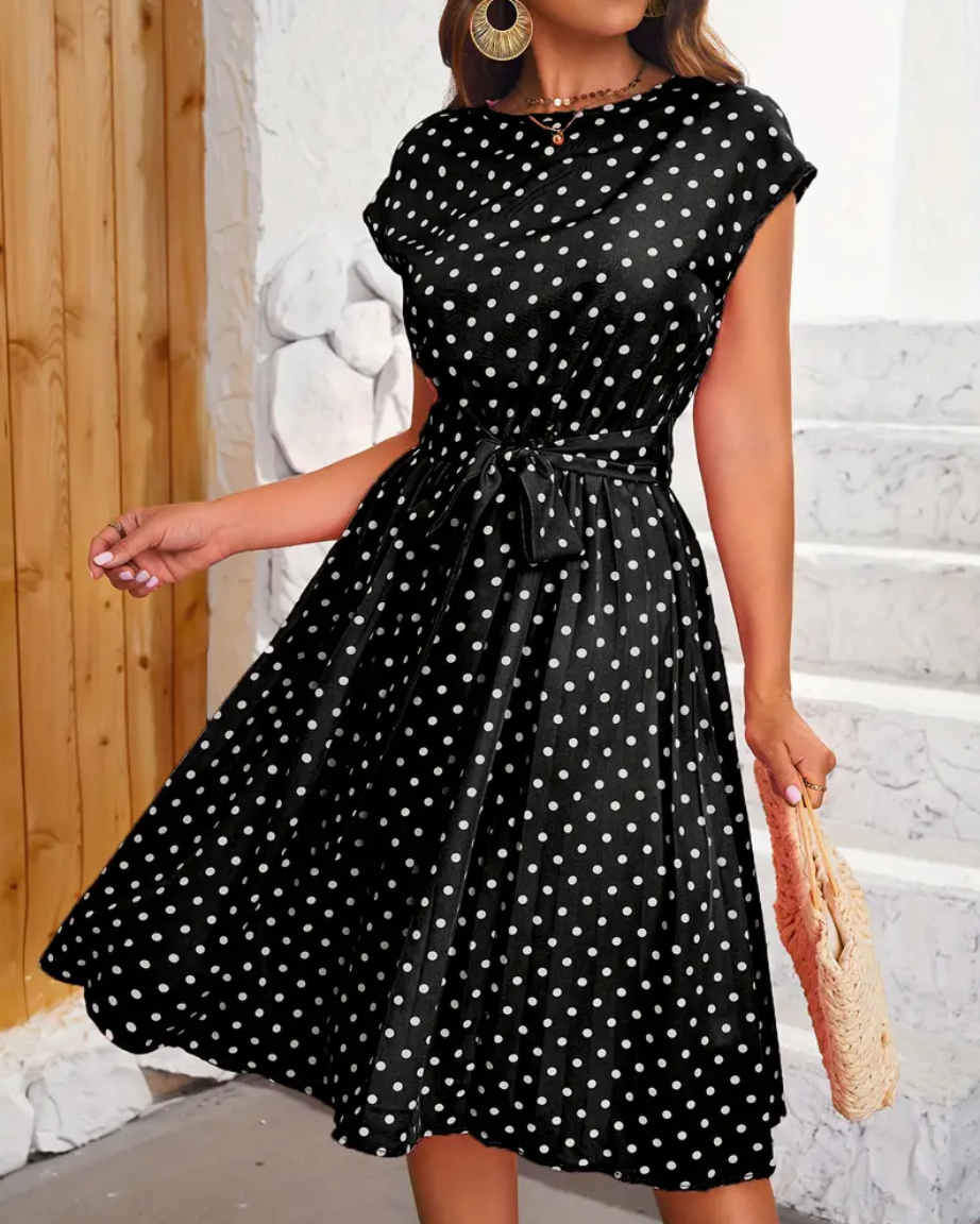 "Dam Retro Chic Polka Dot Swingklänning i lekfullt mönster med flödande material, perfekt för vår- och sommarstil."