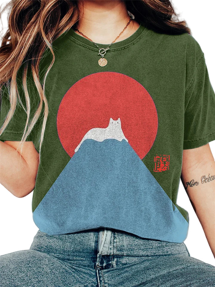 "Dam T-shirt med japanskt bergsmotiv, flera färger, konstnärlig design för naturälskare, stil och komfort."