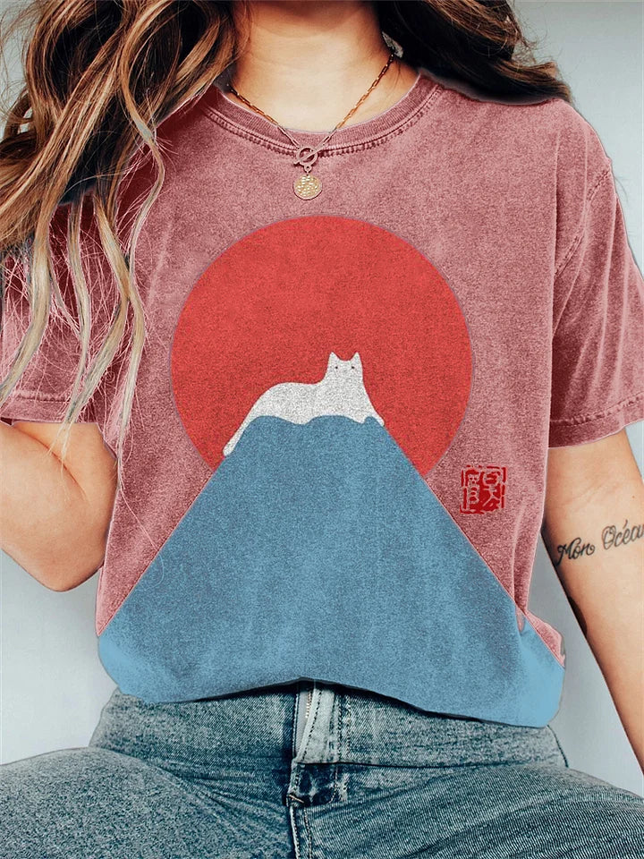 "Dam T-shirt med japanskt bergsmotiv, flera färger, konstnärlig design för naturälskare, stil och komfort."