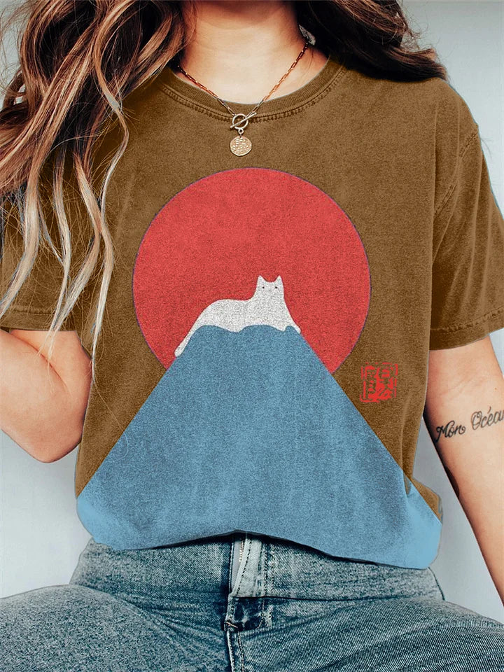 "Dam T-shirt med japanskt bergsmotiv, flera färger, konstnärlig design för naturälskare, stil och komfort."