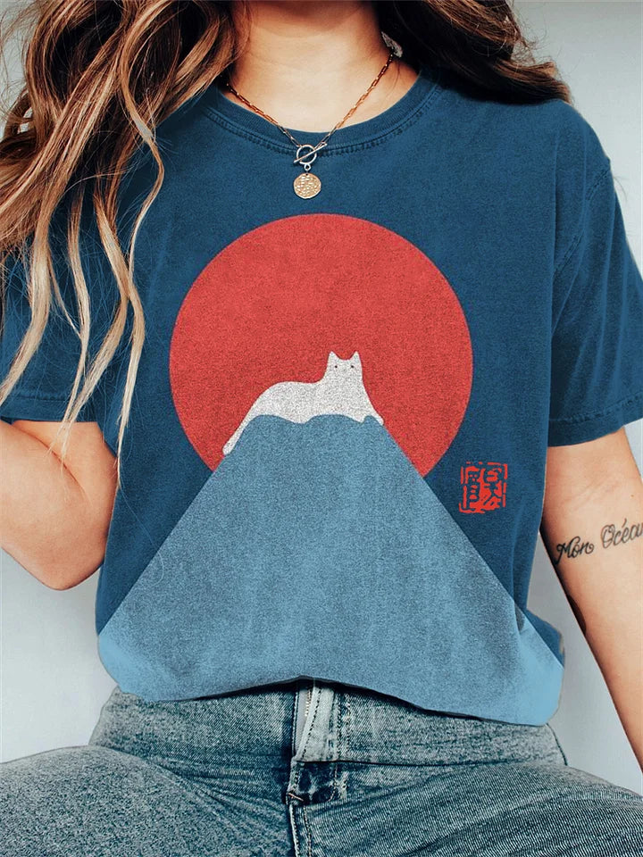 "Dam T-shirt med japanskt bergsmotiv, flera färger, konstnärlig design för naturälskare, stil och komfort."