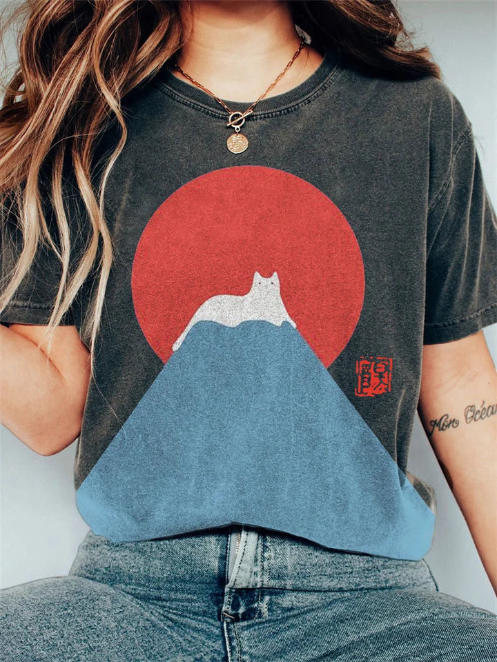 "Dam T-shirt med japanskt bergsmotiv, flera färger, konstnärlig design för naturälskare, stil och komfort."