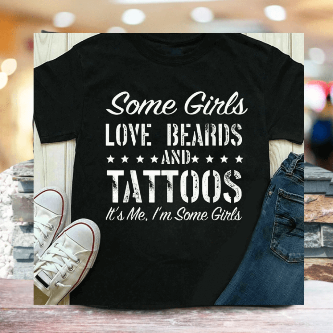 Dam T-shirt med skägg och tatueringar motiv, text 'Some Girls Love Beards And Tattoos', i svart.