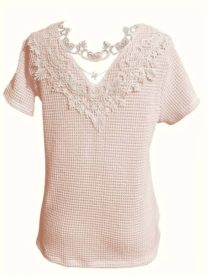 "Dam T-shirt med spetskant, kortärmad i mjuk bomull, vit färg med elegant design för både casual och formell stil."