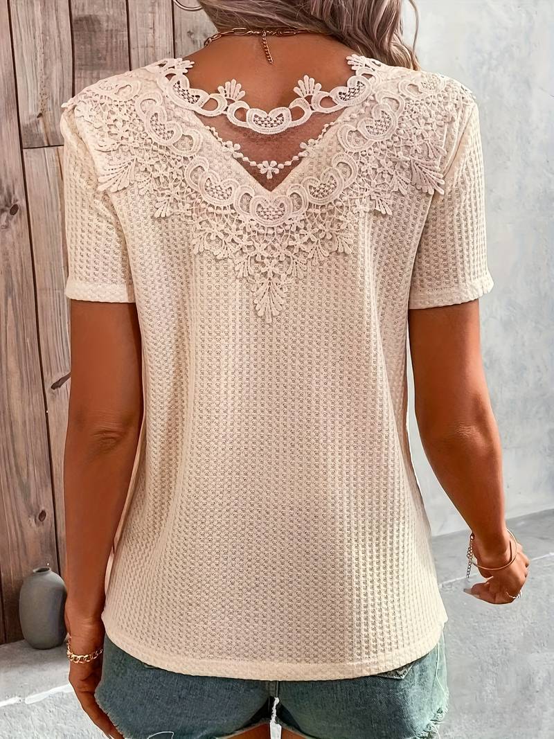 "Dam T-shirt med spetskant, kortärmad i mjuk bomull, vit färg med elegant design för både casual och formell stil."
