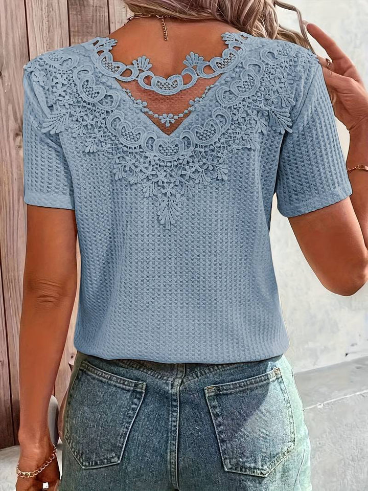 "Dam T-shirt med spetskant, kortärmad i mjuk bomull, vit färg med elegant design för både casual och formell stil."