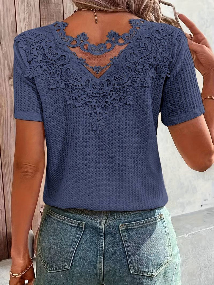 "Dam T-shirt med spetskant, kortärmad i mjuk bomull, vit färg med elegant design för både casual och formell stil."