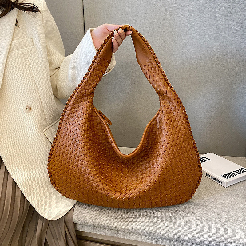 "Dam axelväska med vävd design i beige eko-läder, elegant stil, praktisk för arbete och fritid, komfortabel axelrem."
