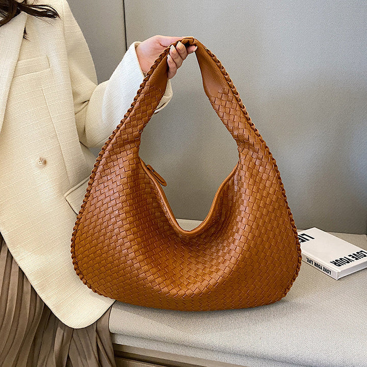 "Dam axelväska med vävd design i beige eko-läder, elegant stil, praktisk för arbete och fritid, komfortabel axelrem."