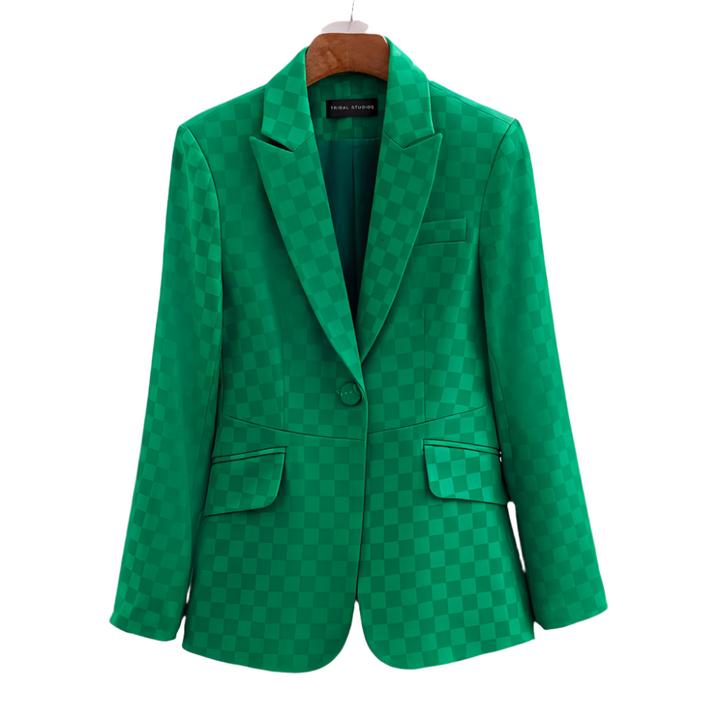 "Dam blazer med rutig design, slim fit och klassiska notchkragar, betonar figuren perfekt för både jobb och fritid."