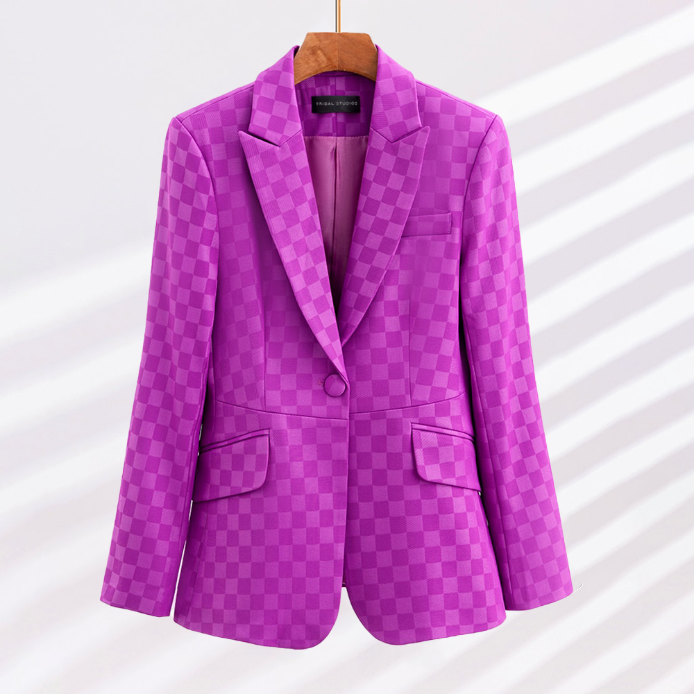 "Dam blazer med rutig design, slim fit och klassiska notchkragar, betonar figuren perfekt för både jobb och fritid."