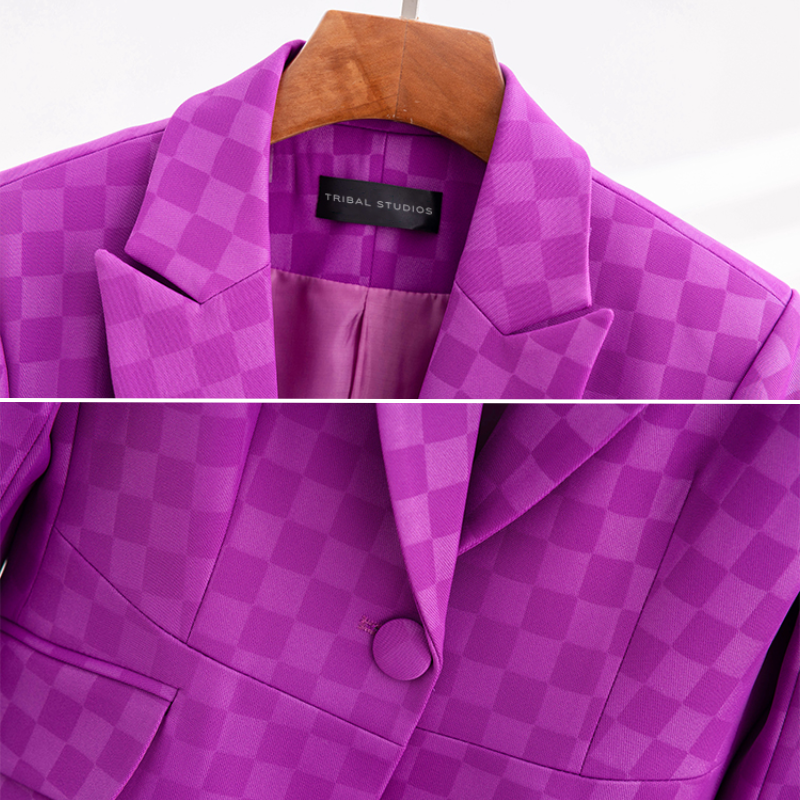 "Dam blazer med rutig design, slim fit och klassiska notchkragar, betonar figuren perfekt för både jobb och fritid."