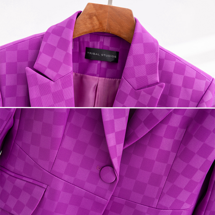 "Dam blazer med rutig design, slim fit och klassiska notchkragar, betonar figuren perfekt för både jobb och fritid."