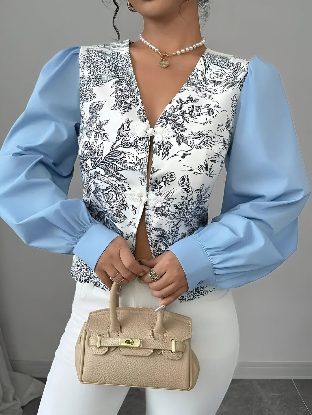"Dam blus, V-hals, blommig polyester, romantiska lykta ärmar, elegant och bekväm design, modern stilblus."