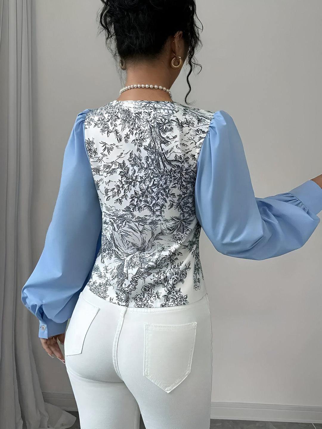 "Dam blus, V-hals, blommig polyester, romantiska lykta ärmar, elegant och bekväm design, modern stilblus."