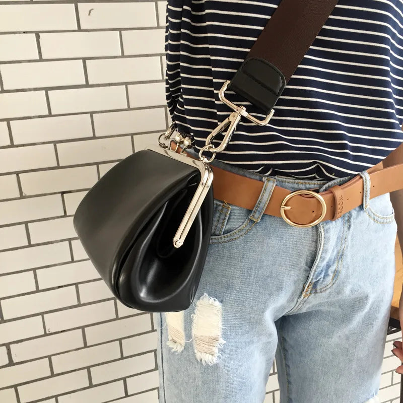 "Dam crossbody väska i PU-läder, elegant och kompakt med läpplåsstängning, perfekt för både vardag och fest."
