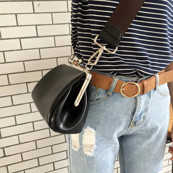 "Dam crossbody väska i PU-läder, elegant och kompakt med läpplåsstängning, perfekt för både vardag och fest."