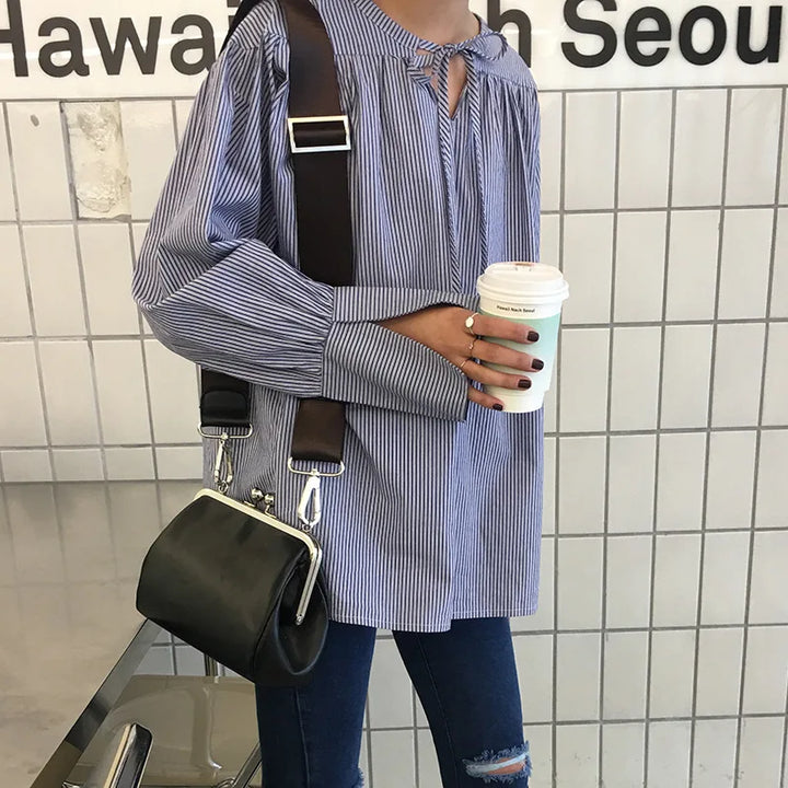 "Dam crossbody väska i PU-läder, elegant och kompakt med läpplåsstängning, perfekt för både vardag och fest."